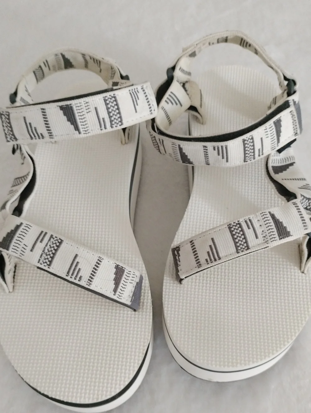 Tava Flatform Universal Platform Sandals Size 8
